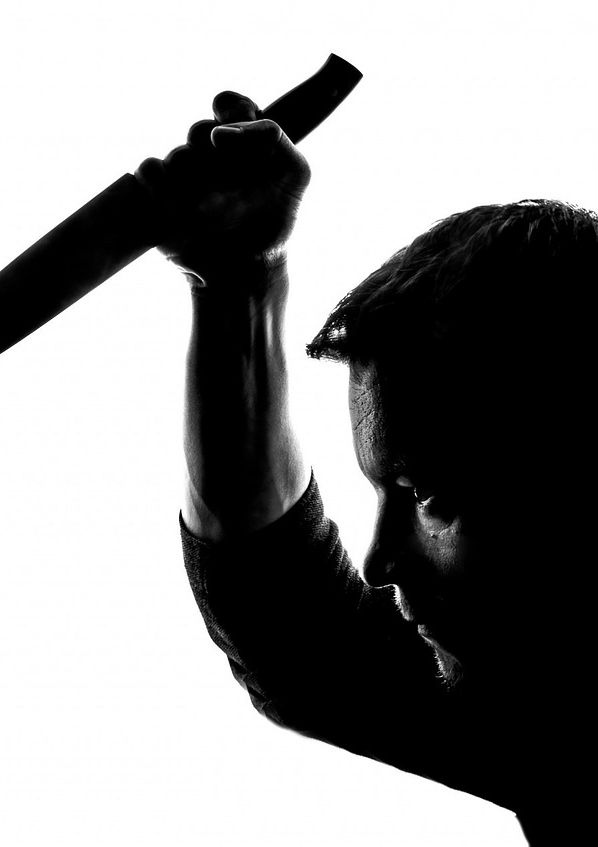 Image : un homme brandit un couteau