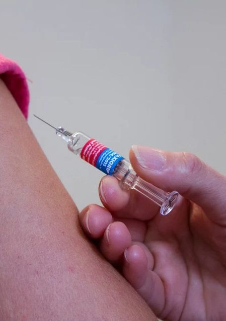 image : un bras subissant un vaccin